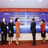 Tổng giám đốc TTXVN Vũ Việt Trang, Đại sứ Ấn Độ tại Việt Nam Pranay Verma và các đại biểu bấm nút khai mạc triển lãm. (Ảnh: Tuấn Anh/TTXVN) 