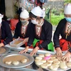 Người Dao xã Cẩm Liên, huyện Cẩm Thủy, Thanh Hóa nặn bánh để sử dụng trong lễ đón tết năm cùng. (Ảnh: Nguyễn Nam/TTXVN) 