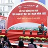 Hình ảnh Chủ tịch nước Nguyễn Xuân Phúc phát biểu tại lễ phát động thi đua của Tập đoàn Dệt may Việt Nam. (Ảnh: Thống Nhất/TTXVN) 