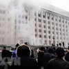 Người biểu tình quá khích tấn công tòa thị chính thành phố Almaty, Kazakhstan ngày 5/1/2022. (Ảnh: AFP/TTXVN) 