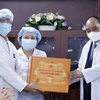 Chủ tịch nước Nguyễn Xuân Phúc tặng quà các y, bác sỹ tại Bệnh viện C Đà Nẵng. (Ảnh: Thống Nhất/TTXVN) 
