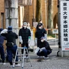 Cảnh sát Nhật Bản khám nghiệm hiện trường nơi xảy ra vụ tấn công ở cổng vào trường Đại học Tokyo ở Tokyo. (Nguồn: Reuters)