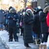 Người dân xếp hàng chờ tiêm vaccine phòng COVID-19 tại Toronto, Canada. (Ảnh: THX/TTXVN)