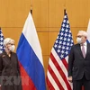 Thứ trưởng Ngoại giao Mỹ Wendy Sherman (trái) và Thứ trưởng Ngoại giao Nga Sergei Ryabkov (phải) tại cuộc đàm phán an ninh ở Geneva, Thụy Sĩ ngày 10/1/2022. (Ảnh: AFP/TTXVN)