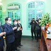 Phó Chủ tịch Thường trực Quốc hội Trần Thanh Mẫn cùng đoàn công tác thắp hương tưởng niệm Tổng Bí thư Lê Duẩn tại nhà riêng. (Ảnh: Minh Đức/TTXVN) 