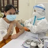 Tiêm vaccine phòng COVID-19 cho trẻ trong độ tuổi từ 12-17 tại Trung tâm y tế thành phố Đông Hà. (Ảnh: Thanh Thủy/TTXVN)