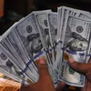 Kiểm đồng USD tại một quầy giao dịch tiền tệ. (Ảnh: AFP/TTXVN)