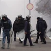 Cảnh sát chống bạo động tuần tra trên đường phố Almaty, Kazakhstan nhằm ngăn những người biểu tình quá khích ngày 5/1. (Ảnh: AFP/TTXVN)