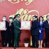 Thủ tướng Phạm Minh Chính tặng quà Tết cho cán bộ, chiến sỹ các lực lượng làm nhiệm vụ tại Cửa khẩu Quốc tế Móng Cái. 