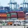 Container hàng hóa được bốc dỡ tại cảng ở Long Beach, California. (Ảnh: AFP/ TTXVN)