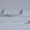 Xe dọn tuyết hoạt động tại sân bay quốc tế John F. Kennedy ở New York, Mỹ, ngày 29/1/2022. (Ảnh: THX/TTXVN)