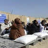 Người dân Afghanistan nhận lương thực viện trợ từ Chương trình Lương thực thế giới, tại Kandahar. (Ảnh: AFP/TTXVN) 