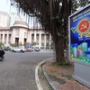 Pano mừng Đảng quang vinh, mừng xuân Nhâm Dần được bố trí phía trước trụ sở Ngân hàng Nhà nước. (Ảnh: Hoàng Hiếu/TTXVN) 