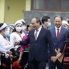 Chủ tịch nước Nguyễn Xuân Phúc với các đại biểu dân tộc thiểu số tại Ngày hội Sắc Xuân trên mọi miền Tổ quốc năm 2022. (Ảnh: Thống Nhất/TTXVN) 