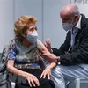 Nhân viên y tế tiêm chủng vaccine ngừa COVID-19 cho người dân tại Cologne, Đức. (Ảnh: AFP/TTXVN)
