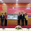Tổng giám đốc Thông tấn xã Việt Nam Vũ Việt Trang trao tặng bức ảnh lưu niệm cho tỉnh Lào Cai. (Ảnh: Quốc Khánh/TTXVN) 