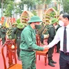 Chủ tịch Ủy ban Nhân dân tỉnh Tiền Giang Nguyễn Văn Vĩnh động viên thanh niên lên đường nhập ngũ. (Ảnh: Hữu Chí/TTXVN)