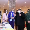 Thủ tướng Phạm Minh Chính tham quan trưng bày ảnh, sách, báo, tuyên truyền về phòng tránh bom mìn. (Ảnh: Dương Giang/TTXVN) 