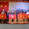 Trao tặng 10.000 lá cờ Tổ quốc cho chiến sỹ và nhân dân vùng biên giới của tỉnh Đắk Lắk. (Ảnh: Hoài Thu/TTXVN)
