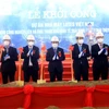 Các đại biểu thực hiện nghi thức khởi công Nhà máy Lotes Thái Thụy Việt Nam. (Ảnh: Thế Duyệt/TTXVN)