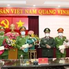 Đại diện Ban lãnh đạo Công an tỉnh Ninh Bình trao thưởng cho các đơn vị tham gia phá án. (Ảnh: Đức Phương/TTXVN)