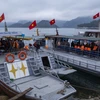 Các tàu du lịch tham gia vận chuyển khách tại các cảng Bích Hạ, Thung Nai... tham quan lòng hồ Hoà Bình đều phải đáp ứng đầy đủ các quy định về an toàn. (Ảnh: Trọng Đạt/TTXVN)