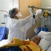 Nhân viên y tế điều trị cho bệnh nhân COVID-19 tại bệnh viện ở Mulhouse, Pháp. (Ảnh: AFP/TTXVN)