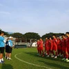 Huấn luyện viên Đinh Thế Nam trao đổi với các cầu thủ trẻ trong buổi tập đầu tiên. (Ảnh: Trần Long/TTXVN) 