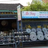 Các sản phẩm của làng nghề đúc đồng truyền thống Phước Kiều đang được bày bán tại một số cửa hàng dọc hai bên quốc lộ 1A, trên địa bàn xã Điện Phương. (Ảnh: Phước Tuệ/TTXVN) 