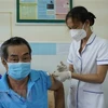 Tiêm vaccine phòng COVID-19 mũi 2 cho người dân Côn Đảo. (Ảnh: TTXVN phát)