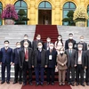 Chủ tịch nước Nguyễn Xuân Phúc với lãnh đạo và các nhà khoa học, chuyên gia kinh tế Hội khoa học Kinh tế Việt Nam. (Ảnh: Thống Nhất/TTXVN) 