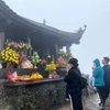 Du khách thập phương chiêm bái phật tại Chùa Đồng, trên đỉnh Yên Sơn, trong quần thể Khu Di tích và Danh thắng Yên Tử. (Ảnh: Thanh Vân/TTXVN)