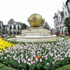 Khu vực công viên tại Sun World Ba Na Hills với các tiểu cảnh hoa Tulip rực rỡ khoe sắc chuẩn bị cho ngày đón khách trở lại. (Ảnh: Trần Lê Lâm/TTXVN)