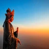 Được công nhận là tượng Phật Bà bằng đồng cao nhất châu Á, tượng Phật Bà Tây Bổ Đà Sơn thu hút được đông đảo du khách đến hành hương, tham quan du lịch tại núi Bà Đen. (Ảnh: Thanh Tân/TTXVN) 