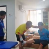 Bác sĩ Nguyễn Trọng Hiền (áo vàng) là người có thâm niên gắn bó cùng bóng đá Việt Nam. (Ảnh: VFF) 