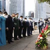 Chủ tịch nước Nguyễn Xuân Phúc và phu nhân cùng đoàn cấp cao Việt Nam đến dâng hoa tại Tượng đài Chủ tịch Hồ Chí Minh ở Singapore. (Ảnh: Thống Nhất/TTXVN) 