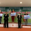 Ban tổ chức trao giải nội dung cờ Tiêu chuẩn cho các kỳ thủ nữ đoạt giải. (Ảnh: TTXVN phát)