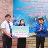 Đại diện Huyện đoàn Diên Khánh nhận tượng trưng công trình Nhà nhân ái do Đoàn thanh niên Trung tâm kinh doanh VNPT tỉnh Khánh Hòa trao tặng. (Ảnh: Phan Sáu/TTXVN)
