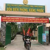 Cán bộ Đồn Biên phòng Kiểng Phước, tỉnh Tiền Giang lên đường làm nhiệm vụ tuyên truyền. (Ảnh: Hữu Chí/TTXVN) 