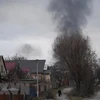Khói bốc lên từ một vụ nổ gần thị trấn Hostomel ở phía Tây Bắc thủ đô Kiev, Ukraine ngày 24/2/2022. (Ảnh: AFP/TTXVN) 