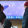 Người dân theo dõi qua truyền hình ở nhà ga Seoul (Hàn Quốc) về vụ phóng vật thể chưa xác định của Triều Tiên, sáng 27/2/2022. (Ảnh: AFP/TTXVN)