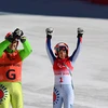 Vận động viên Henrieta Farkasova (phải), đoàn thể thao Slovakia giành huy chương vàng nội dung thi đấu trượt tuyết lao dốc dành cho các vận động viên khiếm thị nữ tại Paralympic mùa Đông Bắc Kinh 2022, ngày 5/3/2022. (Ảnh: THX/TTXVN)