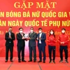 Đội tuyển nữ quốc gia tặng quả bóng có chữ ký của Ban huấn luyện và các cầu thủ cho Chủ tịch Quốc hội Vương Đình Huệ. (Ảnh: Phạm Kiên/TTXVN) 