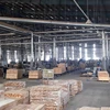 Sản xuất đồ gỗ tại Công ty TNHH MTV Triệu Phú Lộc, thị xã Tân Uyên, Bình Dương. (Ảnh: Chí Tưởng/TTXVN) 