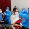 Tiêm vaccine phòng COVID-19 cho người dưới 18 tuổi tại Nghệ An. (Ảnh: Bích Huệ/TTXVN) 
