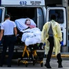 Chuyển bệnh nhân mắc COVID-19 tới bệnh viện ở Miami, Mỹ. (Ảnh: AFP/TTXVN)