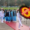 Các đại biểu phụ nữ đặt vòng hoa và vào Lăng viếng Chủ tịch Hồ Chí Minh. (Ảnh: An Đăng/TTXVN)