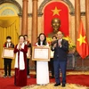 Chủ tịch nước Nguyễn Xuân Phúc trao Huân chương Lao động hạng Nhì cho Nguyễn Lê Thảo Anh. (Ảnh: Nhân vật cung cấp)