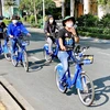 Các đoàn viên, thanh niên tình nguyện tham gia hoạt động đạp xe vì môi trường tại chương trình. (Ảnh: Hồng Giang/TTXVN)
