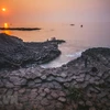 Gành Đá Đĩa là một danh thắng thiên nhiên kỳ thú về cảnh quan và độc đáo về địa chất bên bờ biển, thuộc xã An Ninh Đông, huyện Tuy An, tỉnh Phú Yên. (Ảnh: Trọng Đạt/TTXVN) 